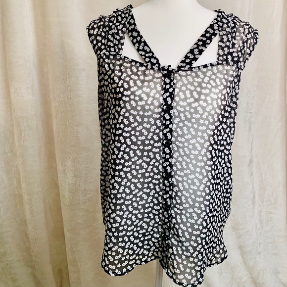 Casual blouse for brunch or the office - Picture 2 of 3